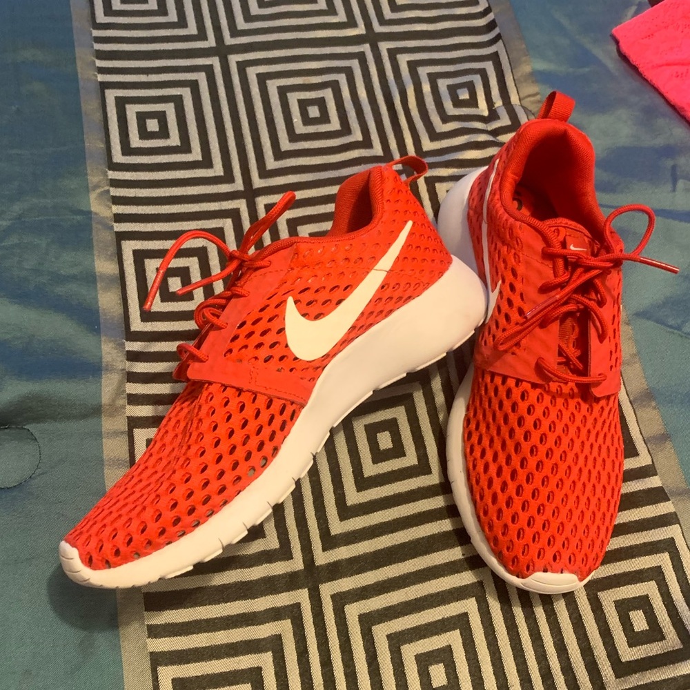 NIKE RED RUNNING SHOE size 6y ( womens 7/8 )